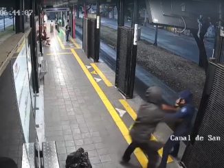 Arroja a mujer policía al paso del Metrobús